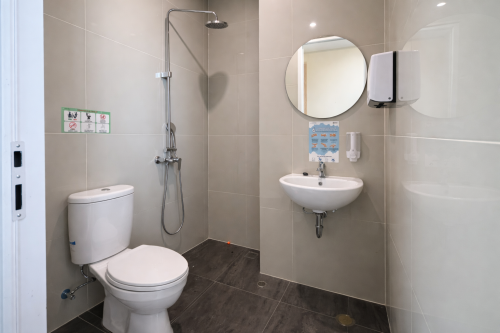 Toilet yang Bersih dan Rapi